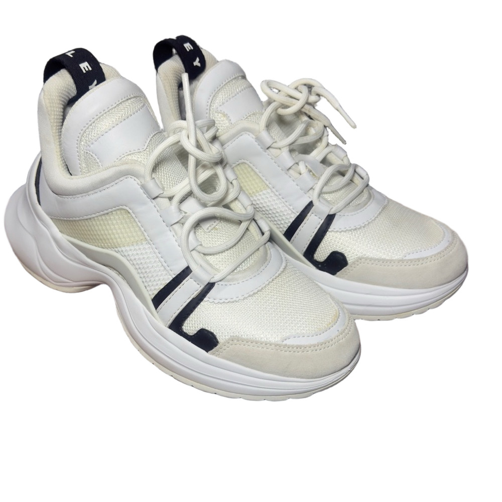 Sisley S68 sneakers with black accents and a chunky sole.